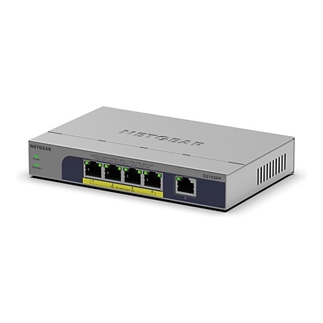 Ein silberfarbener Netgear-Switch mit fünf Anschlüssen. Auf der Vorderseite sind Anschlüsse und LEDs für Power und PoE Max zu sehen. Das Gerät steht auf weißem Grund.