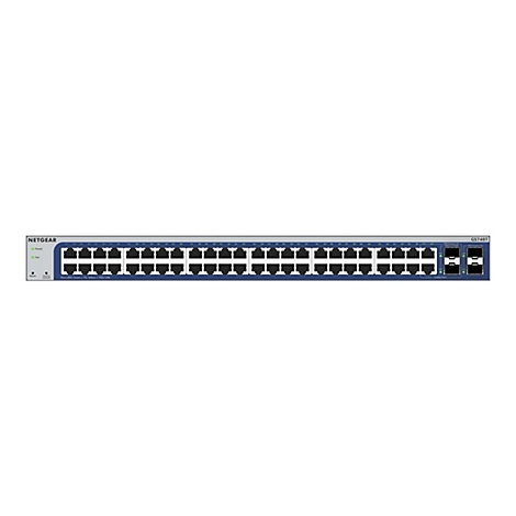 Ein schwarzer NETGEAR GS748T Switch mit vielen Ports und Kontrollleuchten, auf weißem Hintergrund.
