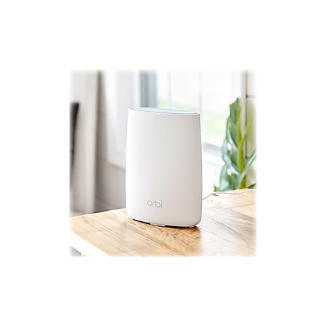 WeiÃŸer Router auf Holztisch. Im Hintergrund: Fenster und Pflanze. Auf dem Router steht: orbi.