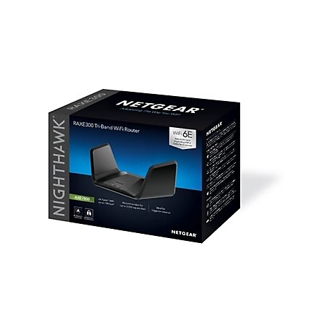 Verpackung des schwarzen Netgear Nighthawk RAXE300 Tri-Band WiFi 6E Routers auf weißem Hintergrund.