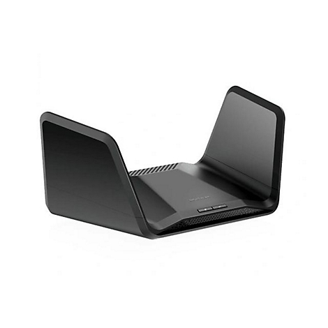 Schwarzer Router mit aufgestellten Antennen, vor weißem Hintergrund. Zwei Knöpfe und ein Gitter sind zu sehen.