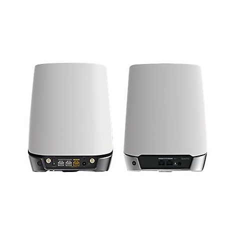 Zwei weiße WLAN-Router in Rückansicht mit sichtbaren Anschlüssen vor weißem Hintergrund.