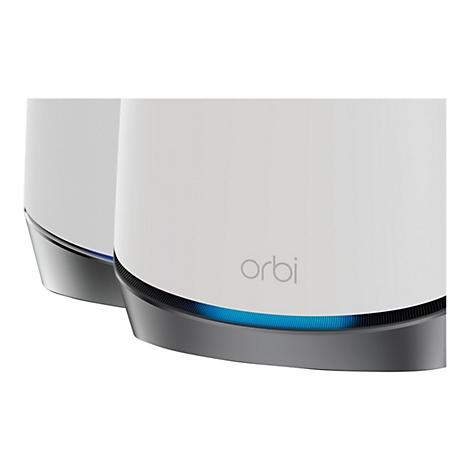 Nahaufnahme eines weißen Netgear Orbi Routers mit blauem Statuslicht am unteren Rand.