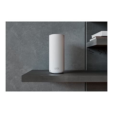 Weißer, zylindrischer Router "Orbi" auf einem dunklen Regal vor einer grauen Wand.