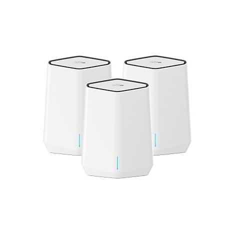 Drei weiße Orbi Mesh-Router stehen in einer Gruppe vor weißem Hintergrund.