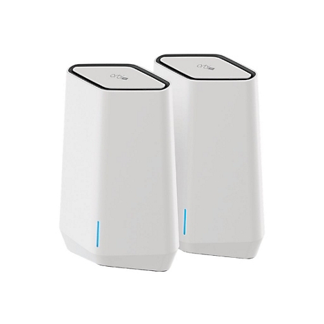 Zwei weiße Netgear Orbi WLAN-Router vor weißem Hintergrund mit blauer Status-LED an der Front.