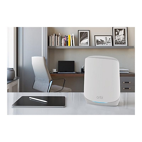 Ein weiÃŸer Router auf einem Schreibtisch mit Tablet und Stift. Im Hintergrund ein Arbeitszimmer.