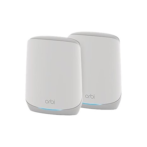Zwei weiße Router mit der Aufschrift "orbi". Unterhalb der Geräte leuchtet blaues Licht.