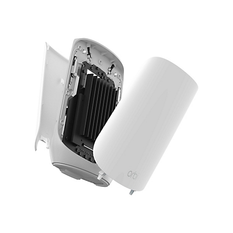 Ein weißes, teilweise auseinandergenommenes Router-Gerät. Man sieht die inneren Komponenten, wie einen schwarzen Kühlkörper. Teile der Hülle sind geöffnet.