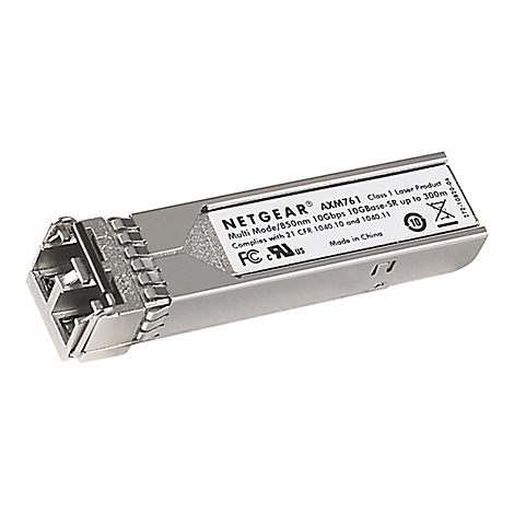 Ein silberfarbener Netgear AXM761 Transceiver, auf weißem Hintergrund. Auf der Oberseite befindet sich ein weißes Etikett mit schwarzen Aufdrucken, das Informationen über das Produkt enthält.