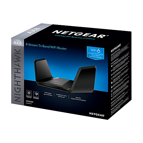 Schwarzer Netgear AX8-WLAN-Router auf einem Karton, mit Logo, SchriftzÃ¼gen und Wifi 6