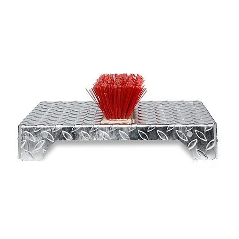 Tapis de sol en métal avec brosse rouge. Il a un motif en tôle larmée et un cadre rectangulaire.