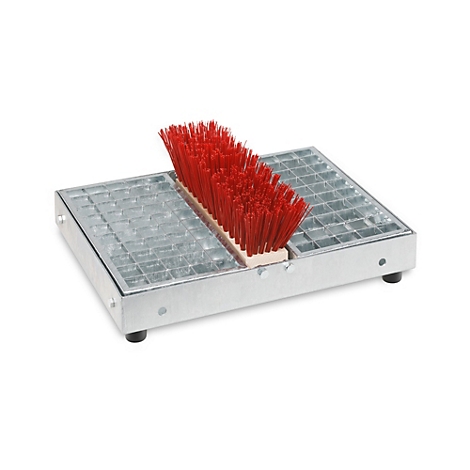 Paillasson en métal avec brosse. Tête de brosse rouge, cadre métallique, en gris, reposant sur des pieds noirs.