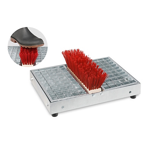 Brosse à chaussures en métal avec des poils rouges intégrés dans une construction en grille, avec un gros plan d'une botte foulant la brosse.