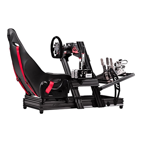 Schwarzes Sim-Racing-Cockpit mit Schalensitz, roten Gurten, Lenkrad und Pedaleinheit vor weißem Hintergrund.