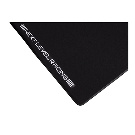 Nahaufnahme einer schwarzen Bodenmatte mit dem weißen Logo von Next Level Racing am Rand.