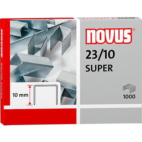 Close-up van een nietjesdoos. Op de doos staat 'Novus 23/10 Super', met een illustratie van de niet en de afmetingen.