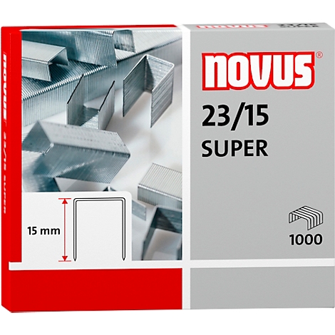 Close-up van een nietjespakket met tekst: Novus 23/15 Super. Veel metalen nietjes op de achtergrond. Linksonder: maatschets van het nietje.