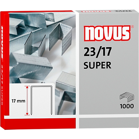 Metalen nietjes en verpakking. Bedrukt: Novus, 23/17, Super, 1000 stuks, en een schets van het nietje met 17 mm.