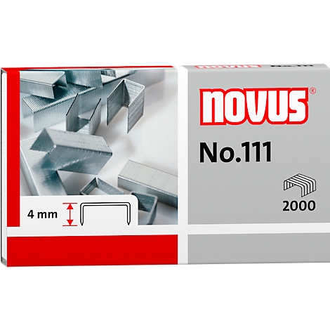 Close-up van een nietjesdoos met de inscriptie "NOVUS No.111" en een afbeelding van de nietjesgrootte: 4 mm.