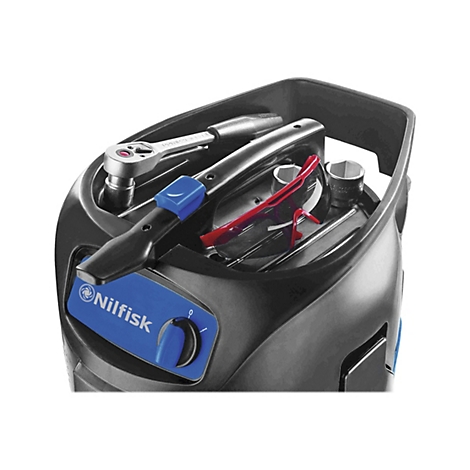 Ein schwarzer Werkzeugkasten gefüllt mit Werkzeugen: Ratsche, Steckschlüssel, Schutzbrille. Blauer Drehknopf mit Nilfisk-Logo.