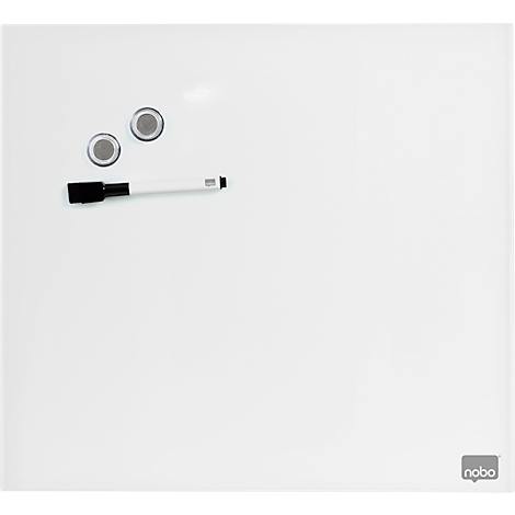 Wit whiteboard met pen en magneten. Nobo-logo rechtsonder.