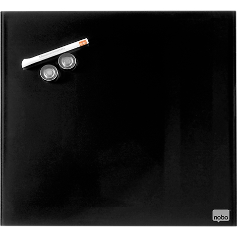 Zwart whiteboard met pen en magneten. Het 'nobo' logo staat rechtsonder.