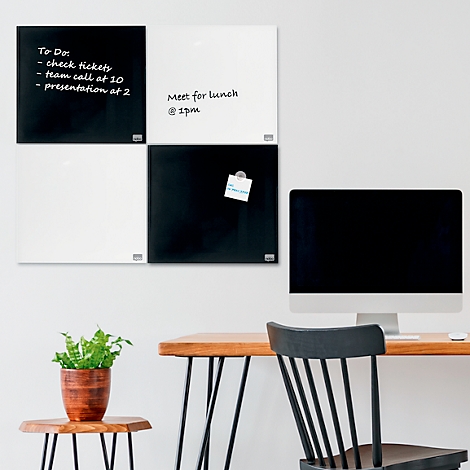 Vier vierkante whiteboards aan de muur, met notities en een bureau. Op een bord staat: "To Do: tickets checken, team call om 10, presentatie om 2".