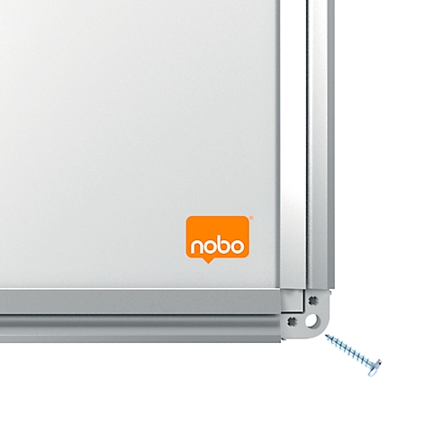 Hoekdetail van een wit Nobo whiteboard met zilveren frame. Er ligt een schroef naast.