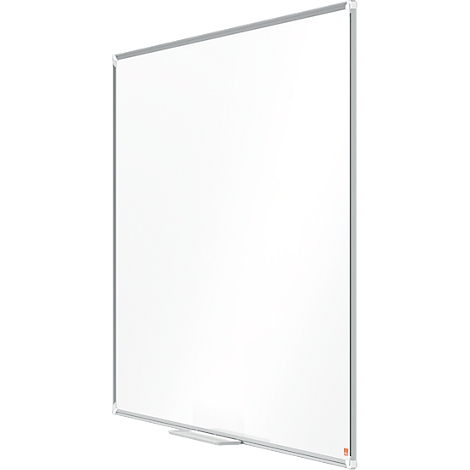 Wit whiteboard met een zilveren lijst. Onderaan bevindt zich een plank voor pennen en sponzen.