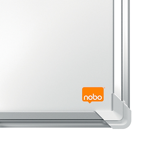 Close-up van een wit Nobo magnetisch bord met een zilveren frame en oranje Nobo logo.