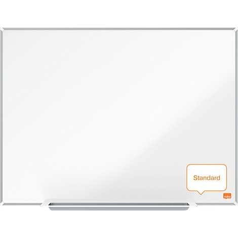 Pizarra blanca con marco plateado y una balda plateada en la parte inferior. Logotipo estándar naranja en la esquina.