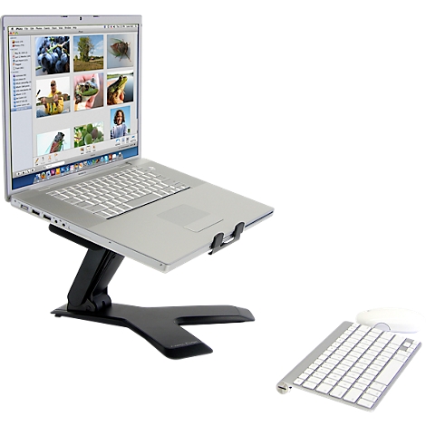 Un ordinateur portable est posé sur un support noir, avec un clavier et une souris à côté. L'ordinateur portable affiche des images.