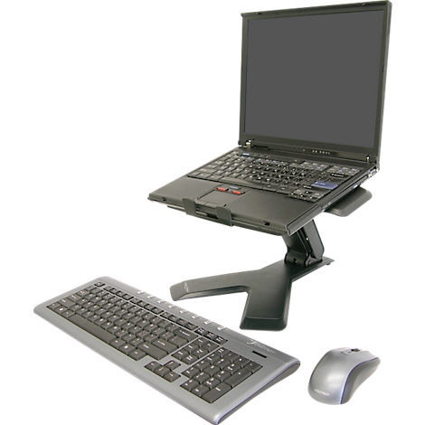 Un ordinateur portable noir sur un support, un clavier et une souris à côté.