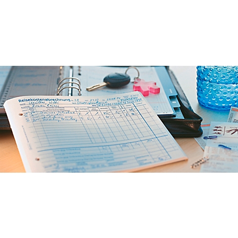 Gros plan sur un formulaire de frais de déplacement avec des notes. À côté, un carnet, des clés et un verre bleu.