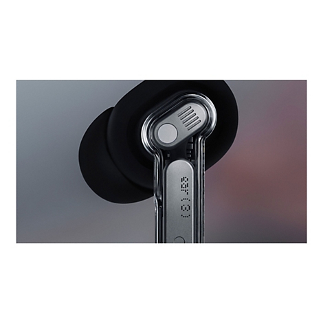 Nahaufnahme eines grauen In-Ear-Kopfhörers mit transparentem Design und Schriftzug 'ear (3)' auf dem Stiel.