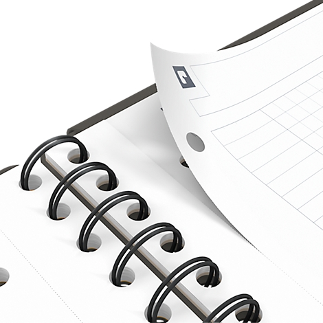 Close-up van een wit notitieblok met zwarte spiralen en een omgeklapt vel.