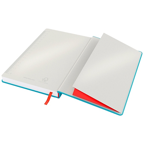 Ein aufgeschlagenes Notizbuch mit blauem Einband und rotem Lesezeichen, das sich im rechten Winkel öffnet. Die Seiten sind leer.
