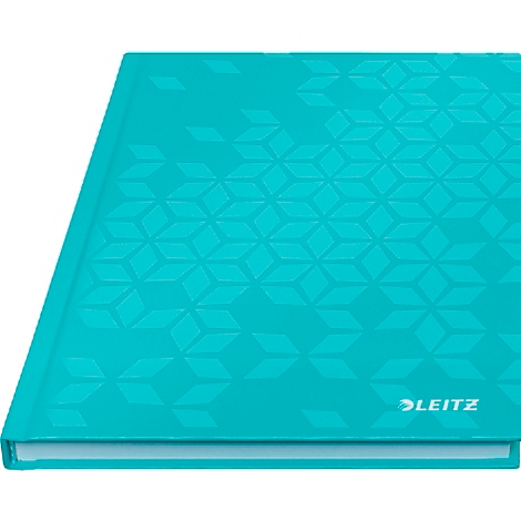 Türkis-farbenes Notizbuch mit geometrischem Muster. Am unteren Rand steht der Markenname Leitz.