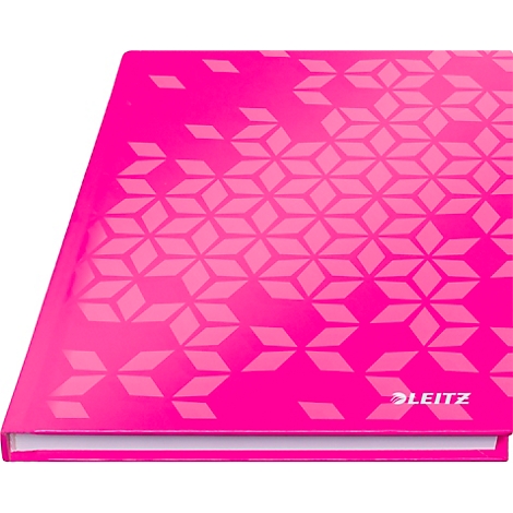 Ein pinkfarbenes Notizbuch mit geometrischem Muster. Das Leitz-Logo ist sichtbar.