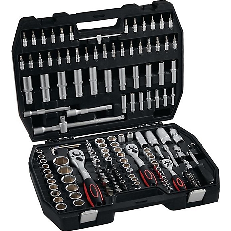 Boîte à outils noire avec divers outils tels que des clés et des embouts.