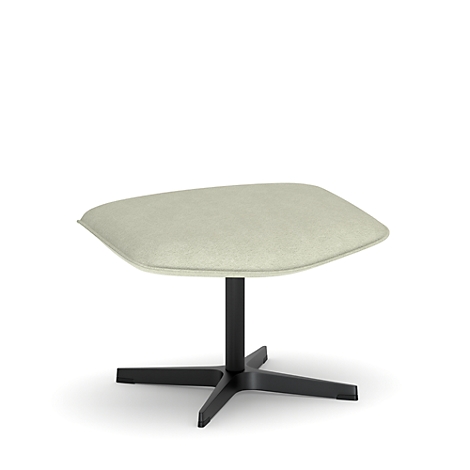 Ein gepolsterter, quadratischer Hocker mit schwarzem Fußkreuz, vor weißem Hintergrund.