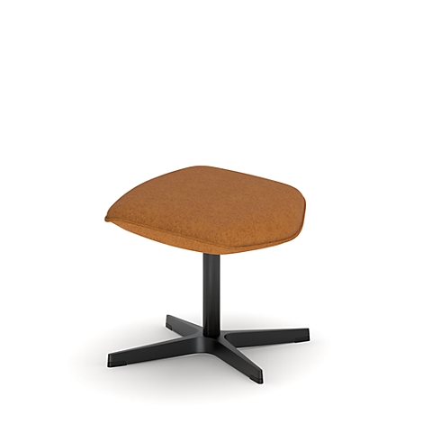 Hocker mit senffarbenem Sitz und schwarzem Fußgestell. Hintergrund weiß.