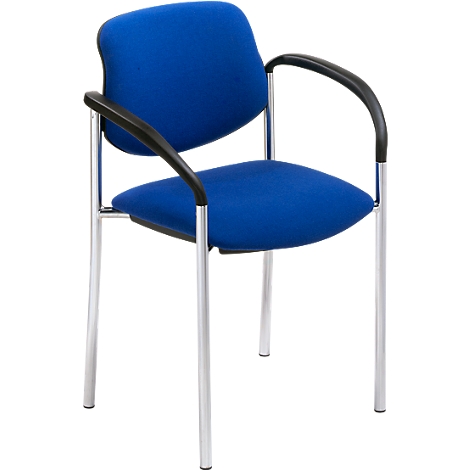 Blauer Bürostuhl mit schwarzen Armlehnen und silbernen Beinen.