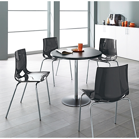 Vier Stühle um einen runden Tisch in modernem Design. Der Tisch ist mit Kaffee und Snacks gedeckt.