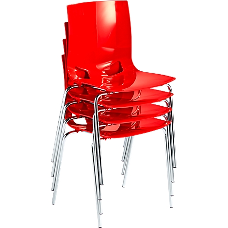 Gestapelte, rote Stühle mit Chrombeinen. Der Sitz hat eine ergonomische Form.