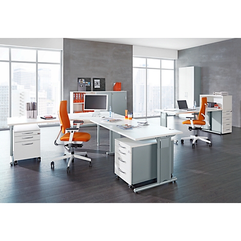 Büro mit grauen Wänden, weißen Tischen, orangenen Stühlen und großen Fenstern mit Blick auf eine Stadt.