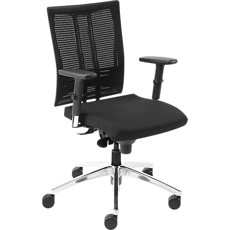 Schwarzer Bürostuhl, Netzrücken, Armlehnen, auf Rollen. Untergestell aus Chrom. Fokus auf das Design.