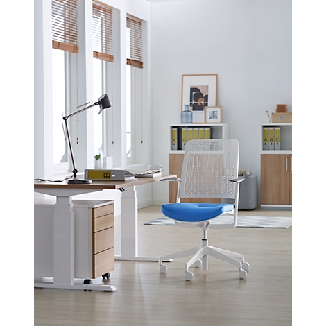 Lichte kantoorruimte met een in hoogte verstelbaar bureau, bureaustoel met blauwe zitting en jaloezieën.