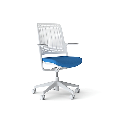 Witte bureaustoel met een blauwe zitting op een witte achtergrond. Het heeft wielen, armleuningen en een mesh rug.
